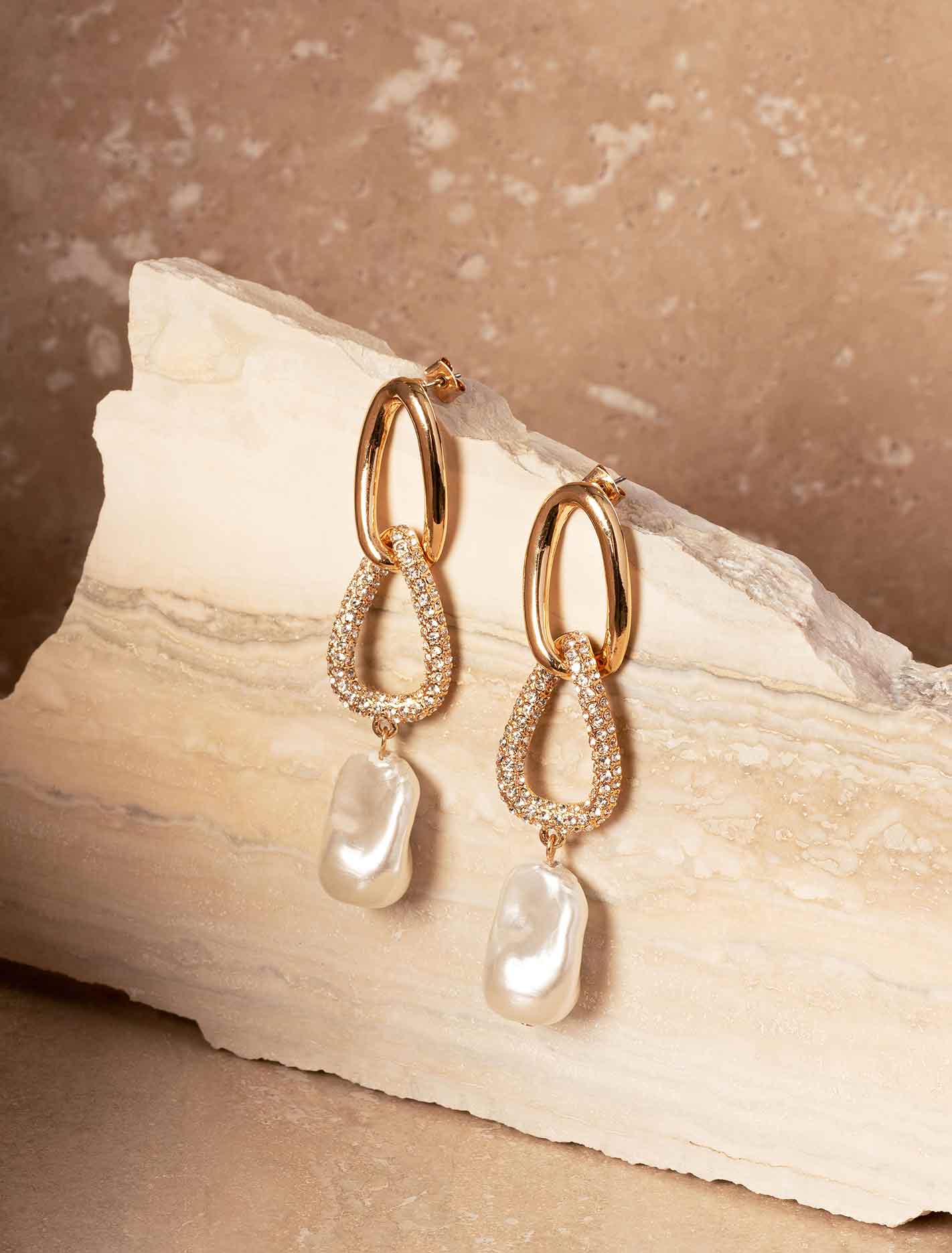 Forever New Women's Signature Connor Crystal and Pearl Drop Earrings in Pearl & Gold Recycled Zinc/Glass